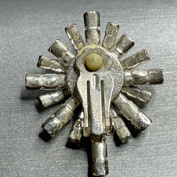 Tiered Rhinestone Starburst Fire Work Unsigned Clip On Earring Designer Single. - Picture 2 of 12